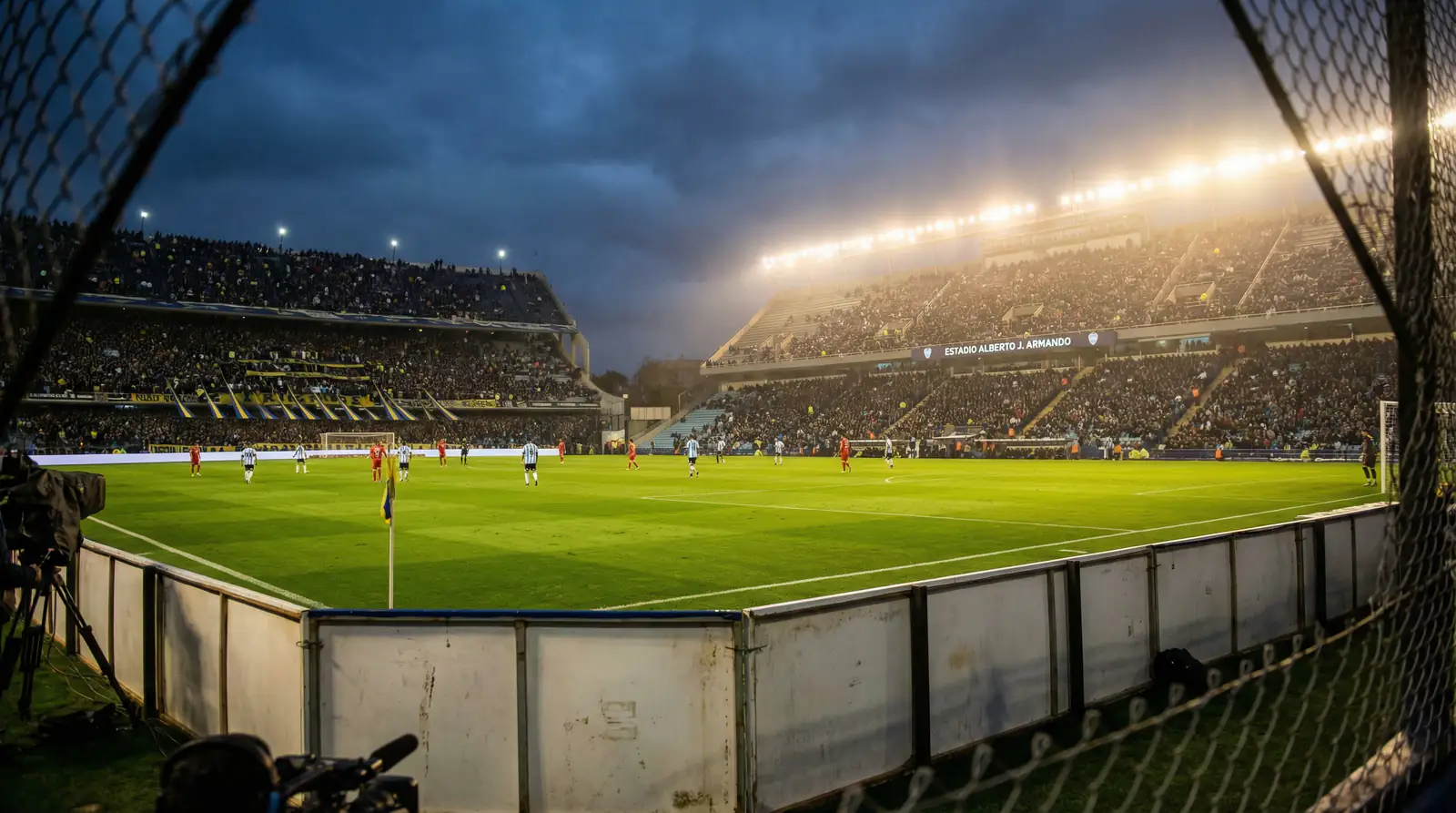 Estadio de fútbol argentino con vallas publicitarias de casas de apuestas licenciadas